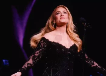 Adele se desplomó detrás del escenario