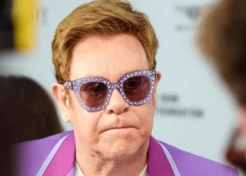 Hospitalizan a Elton John tras sufrir caída en su domicilio
