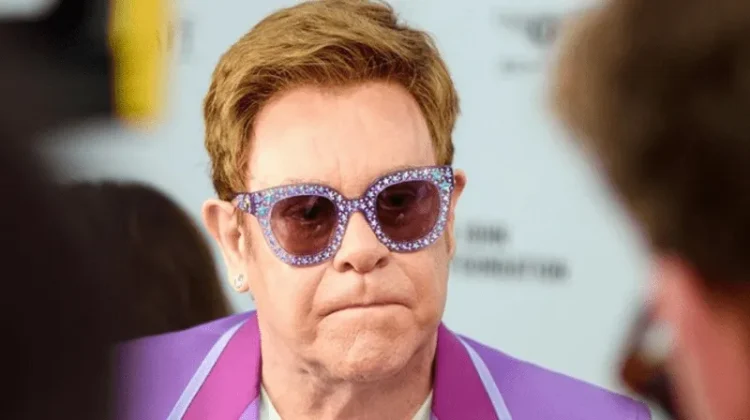 Hospitalizan a Elton John tras sufrir caída en su domicilio