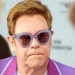 Hospitalizan a Elton John tras sufrir caída en su domicilio