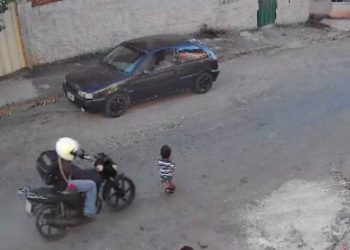 Trágico Accidente: Niño de 4 años impactado por una motocicleta mientras jugaba en Brasil