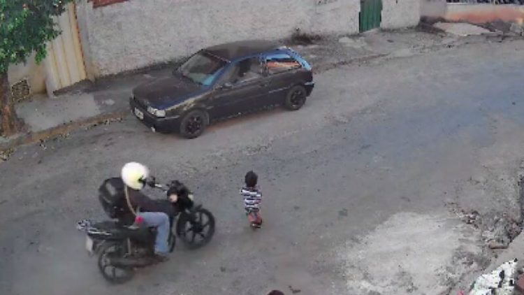 Trágico Accidente: Niño de 4 años impactado por una motocicleta mientras jugaba en Brasil