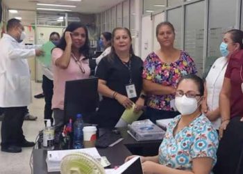 PROTESTAN PACÍFICAMENTE Inconformes trabajadores del Hospital General