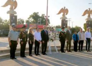 Colocan ofrenda floran en monumentos a los Niños Héroes