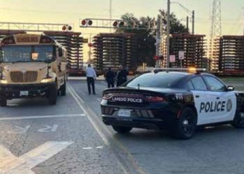 Ferrocarril choca con un autobús escolar de UISD