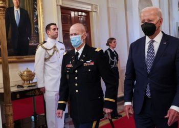 Joe Biden da negativo en prueba de covid-19 pero usa cubrebocas por precaución