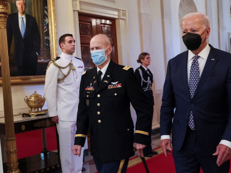 Joe Biden da negativo en prueba de covid-19 pero usa cubrebocas por precaución