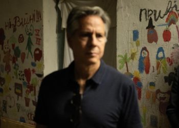 Antony Blinken Destaca la Resiliencia del Pueblo Ucraniano Durante su Visita a Yahidne