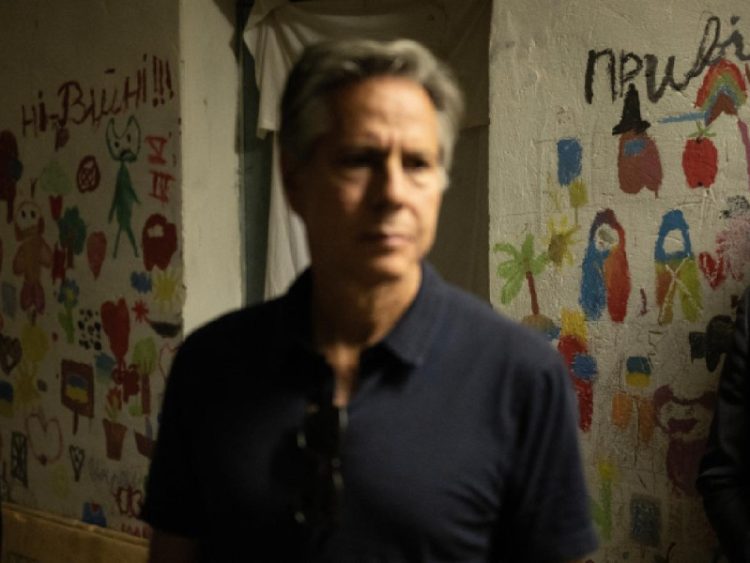Antony Blinken Destaca la Resiliencia del Pueblo Ucraniano Durante su Visita a Yahidne