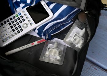 Jóvenes en Estados Unidos cargan naloxona en sus mochilas en medio de la crisis de fentanilo