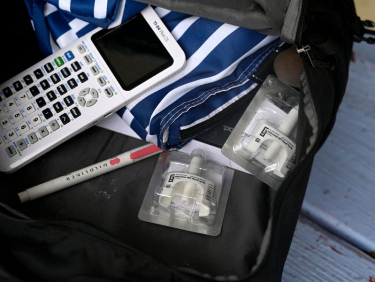 Jóvenes en Estados Unidos cargan naloxona en sus mochilas en medio de la crisis de fentanilo