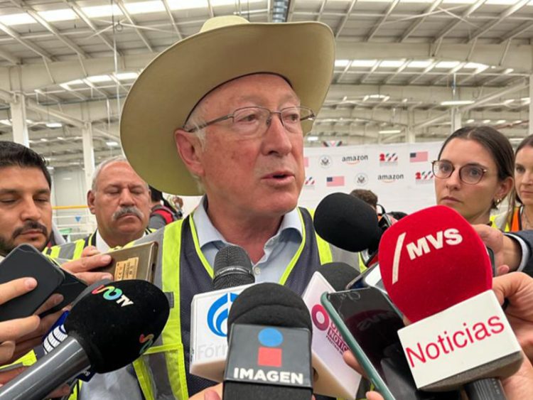 Revés Judicial para DACA: Ken Salazar Promete Continuar Luchando por los Soñadores