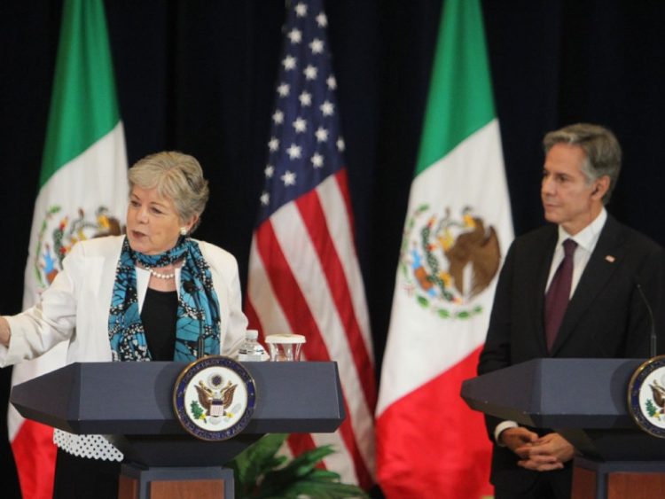 México se compromete a combatir el tráfico de fentanilo en reunión con Estados Unidos