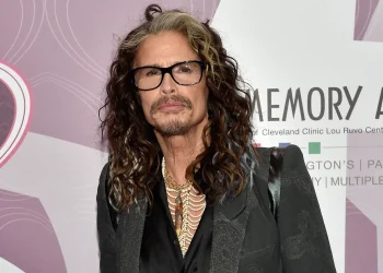 Steven Tyler de Aerosmith Sufre Lesión en las Cuerdas Vocales, pero Promete una Pronta Recuperación