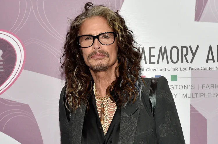 Steven Tyler de Aerosmith Sufre Lesión en las Cuerdas Vocales, pero Promete una Pronta Recuperación