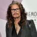 Steven Tyler de Aerosmith Sufre Lesión en las Cuerdas Vocales, pero Promete una Pronta Recuperación