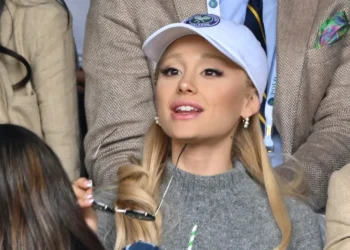 Ariana Grande revela que se inyectó «una tonelada» de relleno de labios y bótox, pero que dejó de hacerlo hace años