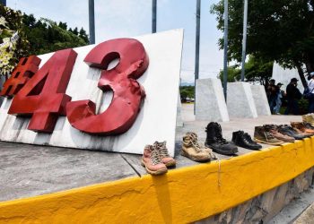 AMLO se reúne con padres de los 43 normalistas desaparecidos en Iguala