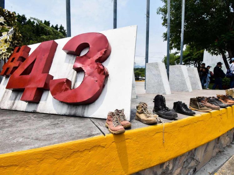 AMLO se reúne con padres de los 43 normalistas desaparecidos en Iguala