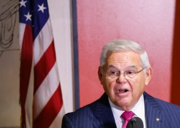 Senador demócrata Robert Menéndez enfrenta acusaciones de soborno y extorsión, pero se muestra confiado en su inocencia