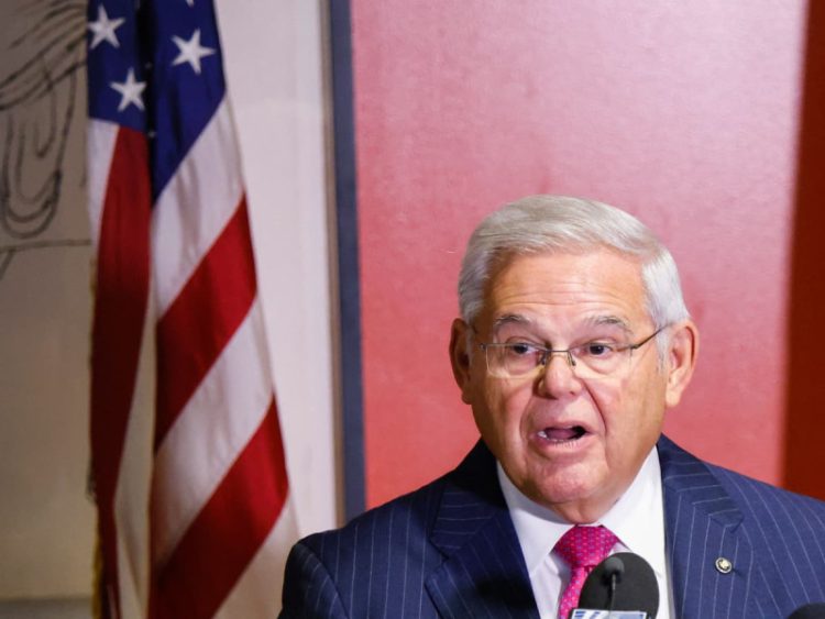 Senador demócrata Robert Menéndez enfrenta acusaciones de soborno y extorsión, pero se muestra confiado en su inocencia