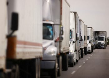 Crisis Migratoria en la Frontera de México con EE. UU. Paraliza el Transporte de Carga y Causa Pérdidas Millonarias
