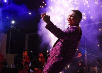 Bajan del escenario a Edwin Luna porque había hombres armados en concierto