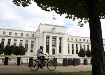 La Reserva Federal de EE. UU. mantiene tasas de interés estables pero proyecta endurecimiento futuro