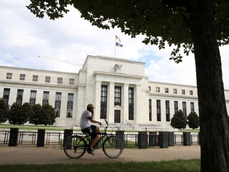 La Reserva Federal de EE. UU. mantiene tasas de interés estables pero proyecta endurecimiento futuro