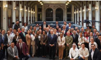 Acude a reunión con presidenteAMLO Y GOBERNADORES