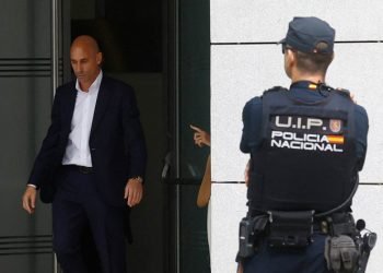 Prohíben a Luis Rubiales comunicarse con la jugadora Jenni Hermoso y le imponen restricciones de acercamiento