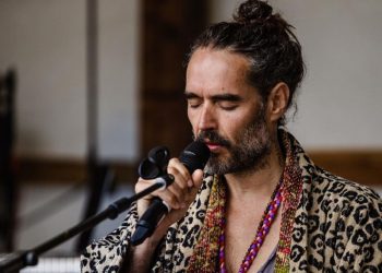 Russell Brand enfrenta acusaciones de abuso sexual y maltrato emocional de cinco mujeres