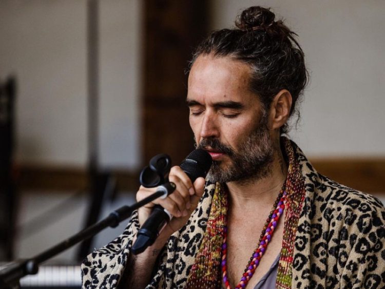 Russell Brand enfrenta acusaciones de abuso sexual y maltrato emocional de cinco mujeres