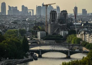 Denuncia por la reventa de vidrieras históricas de Notre-Dame