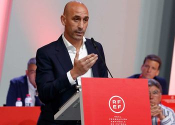 Luis Rubiales Sujeto a Investigación Legal por un Controvertido Beso a una Jugadora de Fútbol