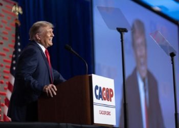 Donald Trump se Burla de Joe Biden y Critica a Rivalidades Republicanas en la Convención de California