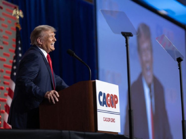 Donald Trump se Burla de Joe Biden y Critica a Rivalidades Republicanas en la Convención de California