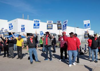 Huelga de trabajadores de la industria automotriz en Estados Unidos: Avances en las conversaciones con Ford mientras se amplía la protesta