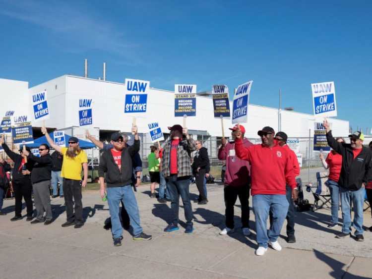 Huelga de trabajadores de la industria automotriz en Estados Unidos: Avances en las conversaciones con Ford mientras se amplía la protesta