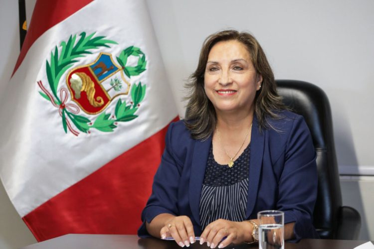 Presidenta de Perú afronta petición de destitución y protestas, mientras va de gira a Europa