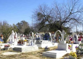 CON MOTIVO DEL “DÍA DE MUERTOS” Limpian panteones para seguridad de visitantes