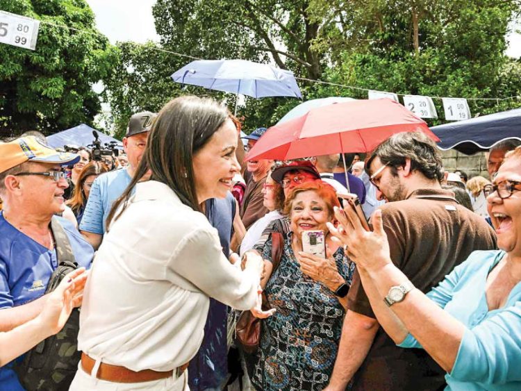 Oposición venezolana elige rival del chavismo para comicios de 2024