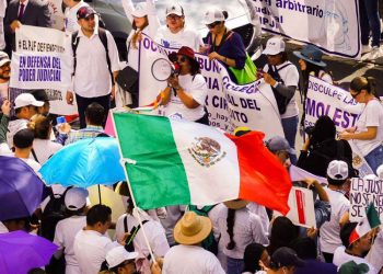 Trabajadores del Poder Judicial Cercan el Senado en Protesta por la Extinción de Fideicomisos