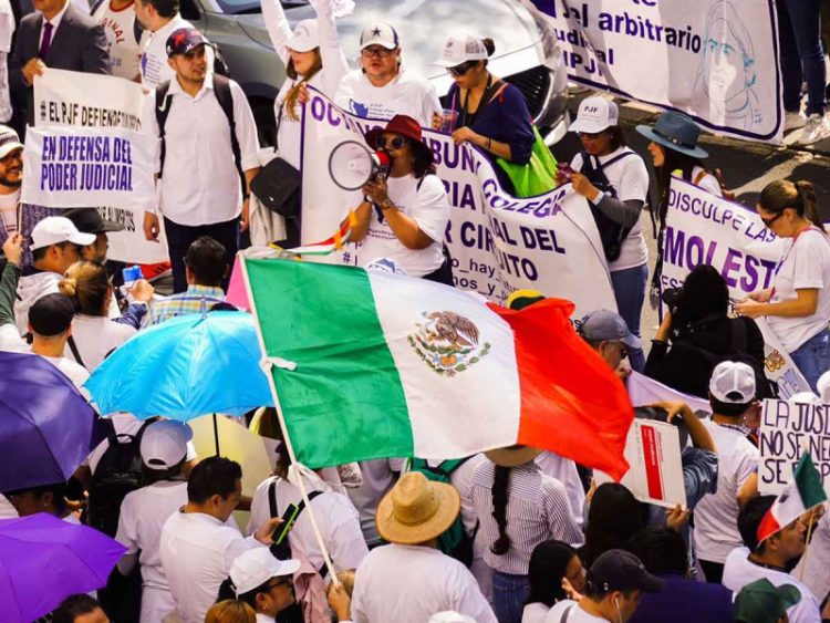 Trabajadores del Poder Judicial Cercan el Senado en Protesta por la Extinción de Fideicomisos