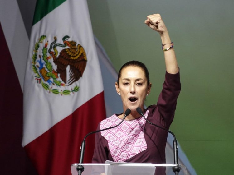 Sheinbaum Muestra Solidaridad con Habitantes de Acapulco Después del Paso del Huracán Otis