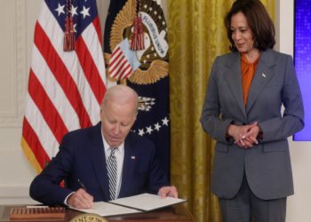 Biden firma orden ejecutiva para supervisar el desarrollo de la inteligencia artificial