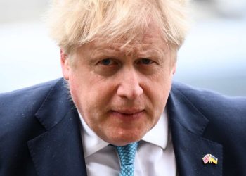 Boris Johnson y su Enfoque Controvertido durante la Pandemia de COVID-19