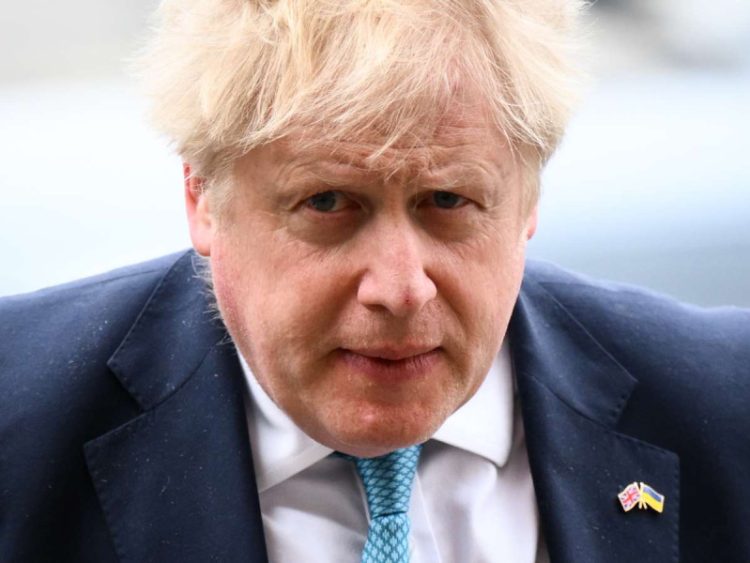 Boris Johnson y su Enfoque Controvertido durante la Pandemia de COVID-19