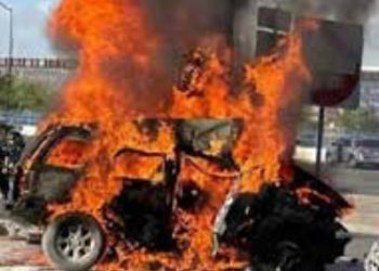 Huye de Policía, se pasa alto, choca y mata a 3 mujeres