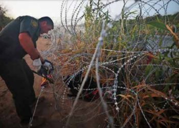 SE MOLESTA GOBIERNO DE TEXAS Demandan a Border Patrol por ¡cortar alambre de púas!